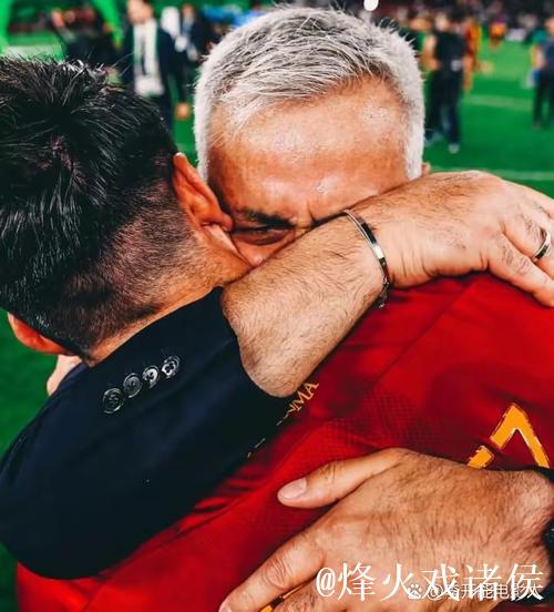 德保罗挺身而出,阻止男子推开孩子与梅西合影 德保罗挺身而出,阻止男子推开孩子与梅西合影