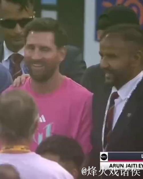 德保罗挺身而出,阻止男子推开孩子与梅西合影 德保罗挺身而出,阻止男子推开孩子与梅西合影